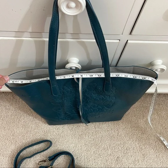 Vegan leather tote with insert n crossbody strap - Picture 6 of 10